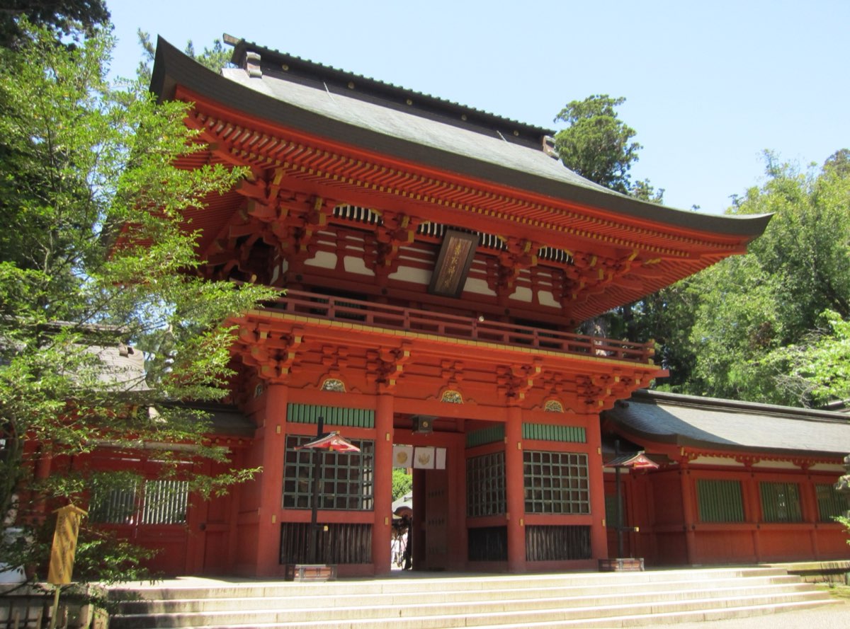 2012年5月に撮影された香取神宮の楼門。朱塗りの2階建ての門で、手前に石段、周りに緑の木々がある